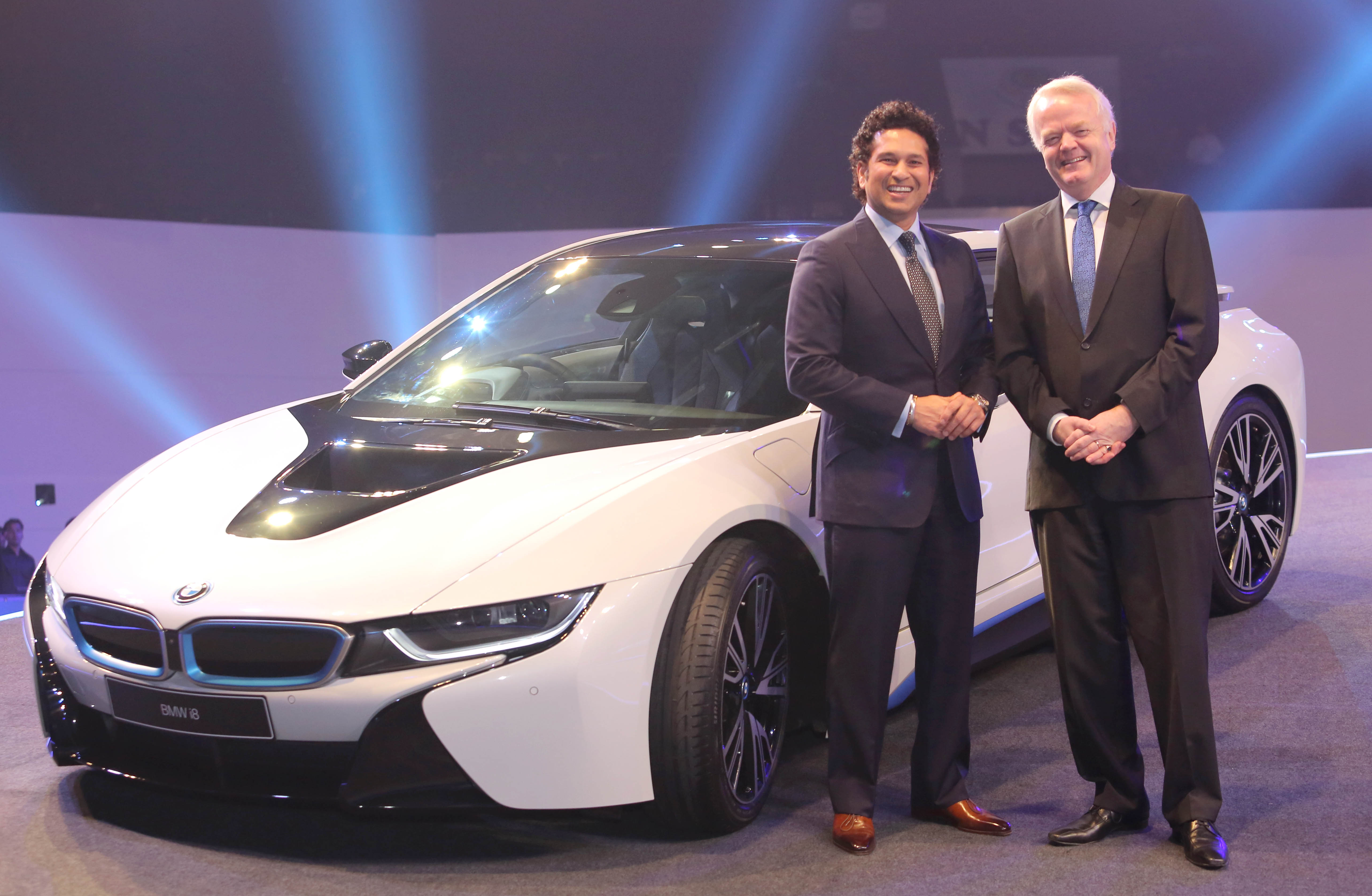 sachin-tendulkar-and-mr-philipp-von-sahr-president-bmw-group-india-with-the-bmw-i8