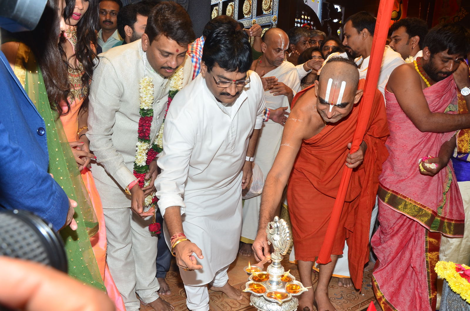 Chinna Jeeyar Swamiji Launches Kancheepuram Varamahalakshmi Silks at Secunderabad