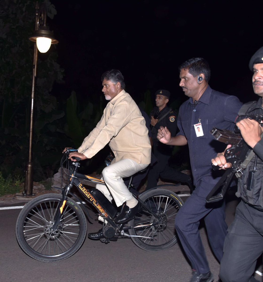 Chandrababu-Naidu-Midnight-Late-Night-Cycle-Ride-1