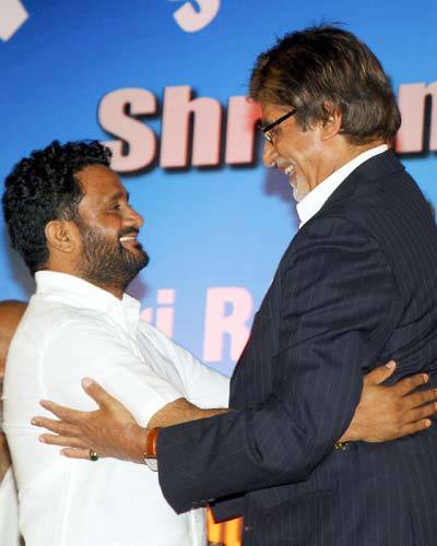 Resul-Pookutty-and-Amitabh-Bachchan-during-an-award-function