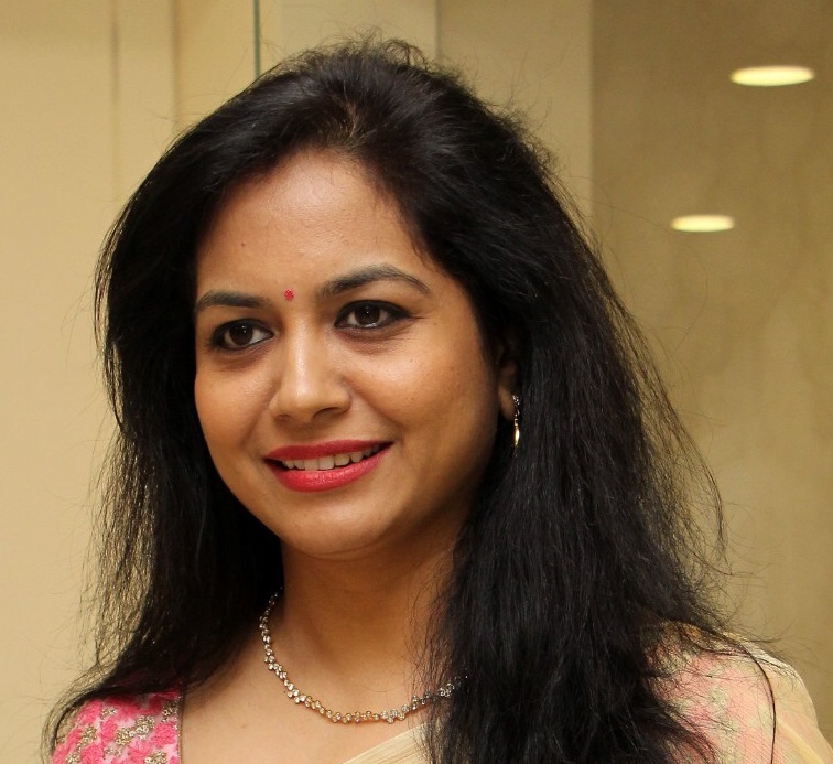 Sunitha Singer Cute Smiling Close Up Photos (5)