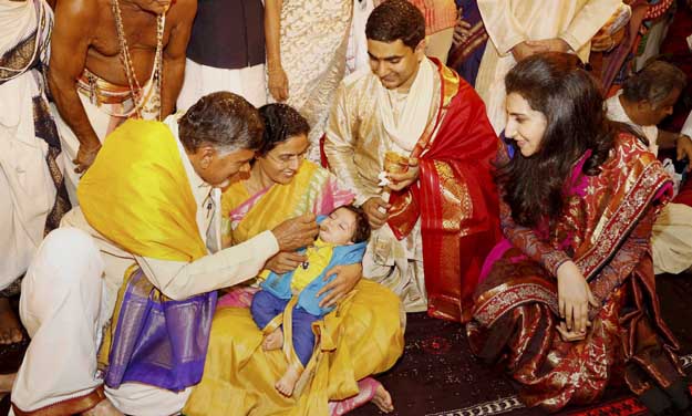 Tirupati: Andhra Pradesh Chief Minister N Chandrababu Naidu along with his family members performing a ritual at Srivari temple in Tirupati, AP on Sunday. PTI Photo (PTI10_18_2015_000181B)