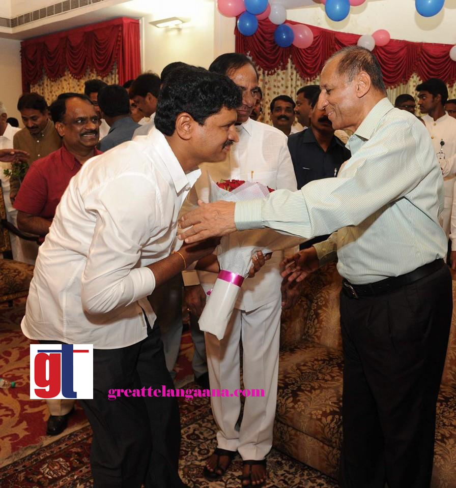 Telugu states CMs greet Governor Narasimhan @ 70