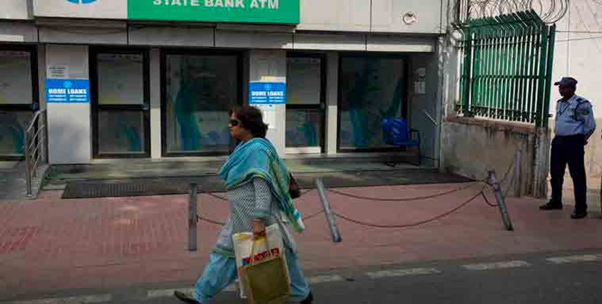 Long lines at ATMs -Banks closed
