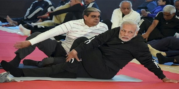 Modi 1 hour Yoga with police top brass