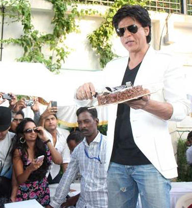 Shah-Rukh-Khan-Celebrating-his-47th-Birthday-with-Fans-at-Mannat