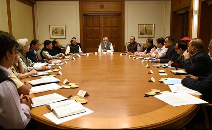 Modi holds a late night meet on currency ban