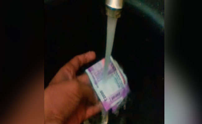 Washing the New 2000 Rupee indian currency Note