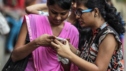 Women spend more time on smart phones