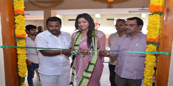Actress Shalu Chourasiya Inaugurates Pochampally IKAT art mela