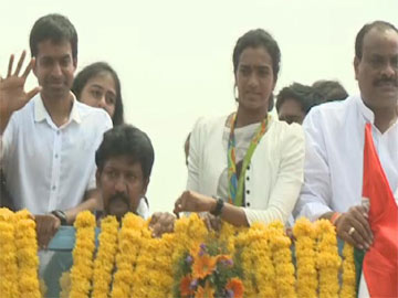 PV Sindhu, Rio silver medallist, felicitated by AP government