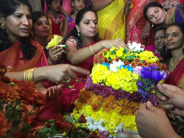 06-1444112205-kavitha-bathukamma-dc-652