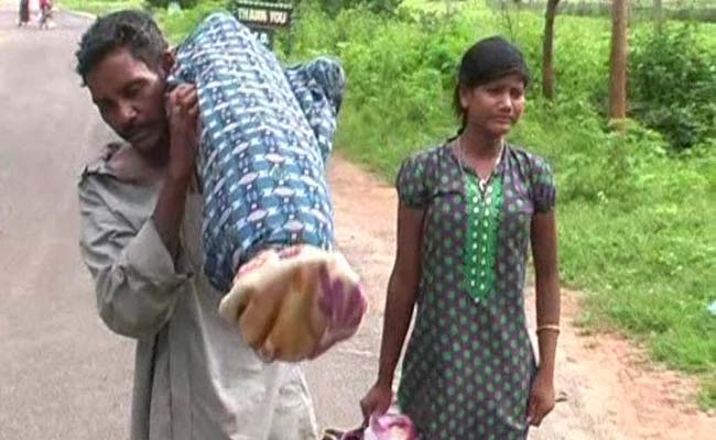 odisha-man-with-carrying-wife-body