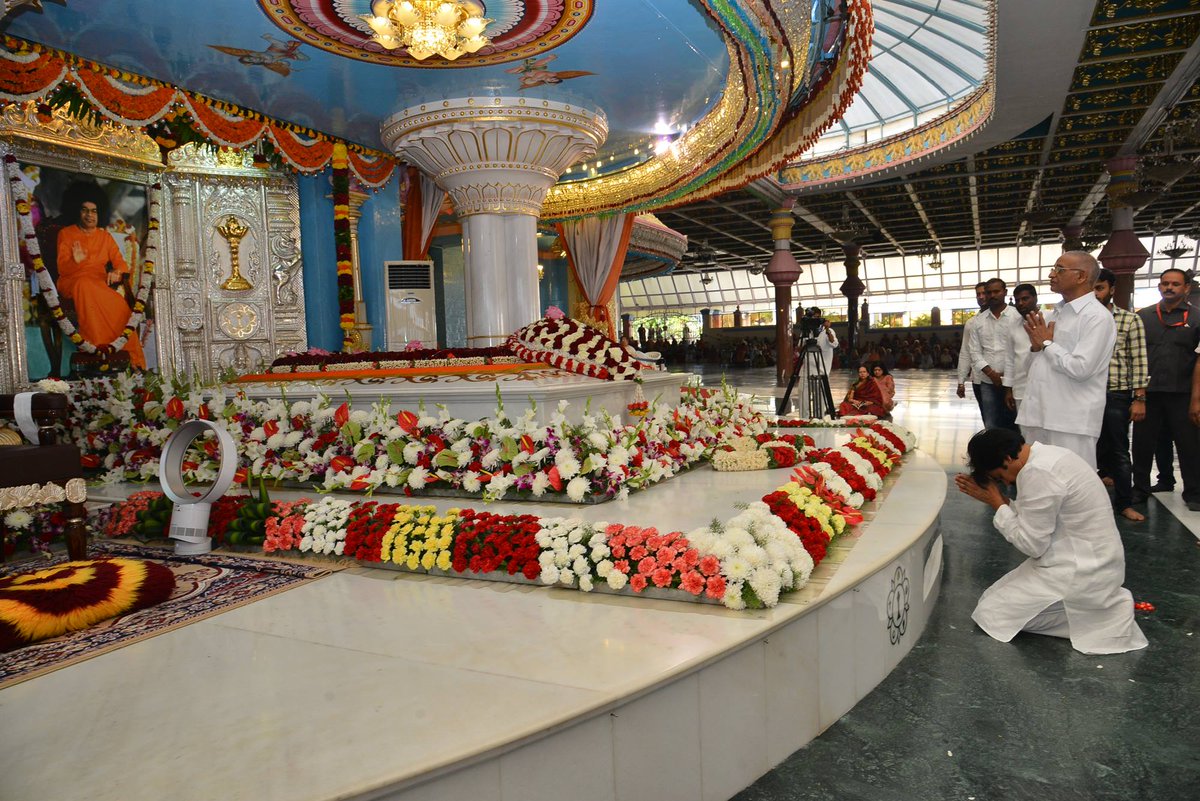  JanaSena Chief Pawan Kalyan Visits Sathya Sai Baba Tomb