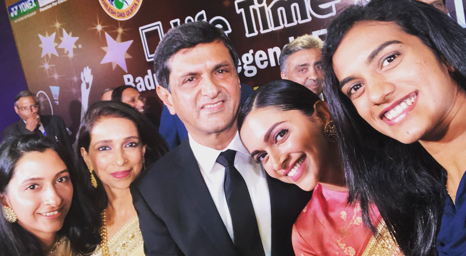  Deepika Padukone CRIES As Dad Prakash Padukone ...