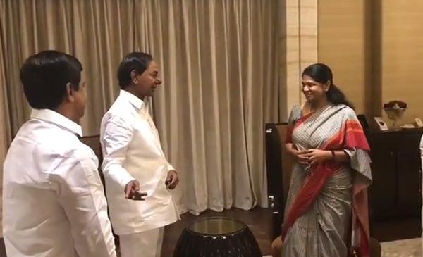 Telangana CM KCR meets Kanimozhi