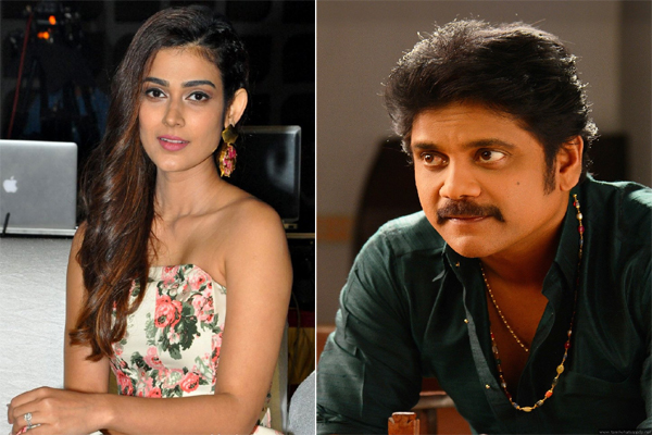 కింగ్‌ తో ఆకాంక్ష సింగ్‌..