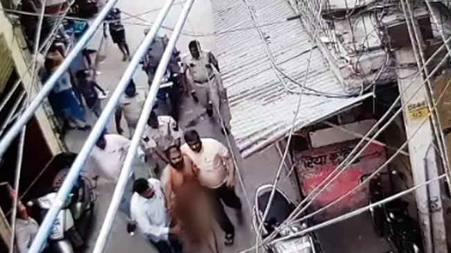 Delhi police taking man on walk of Without Cloths 