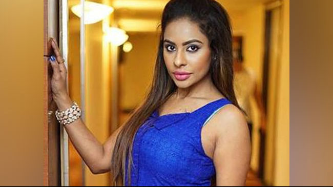 Tollywood Actress sri reddy warns trollers, Agaist Filled The Case