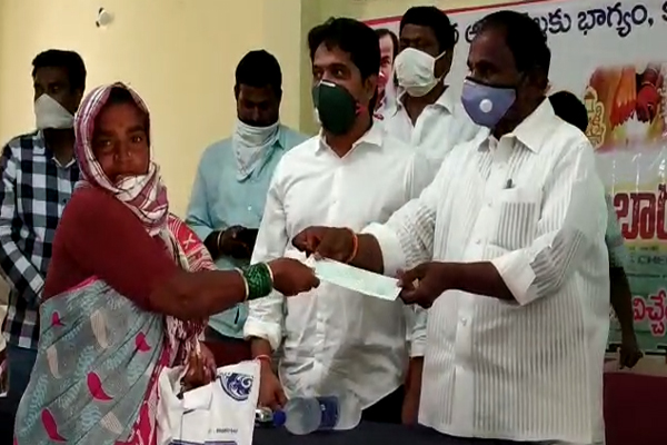 MLA Kale Yadaiah distribute Kalyana Lakshmi Cheques