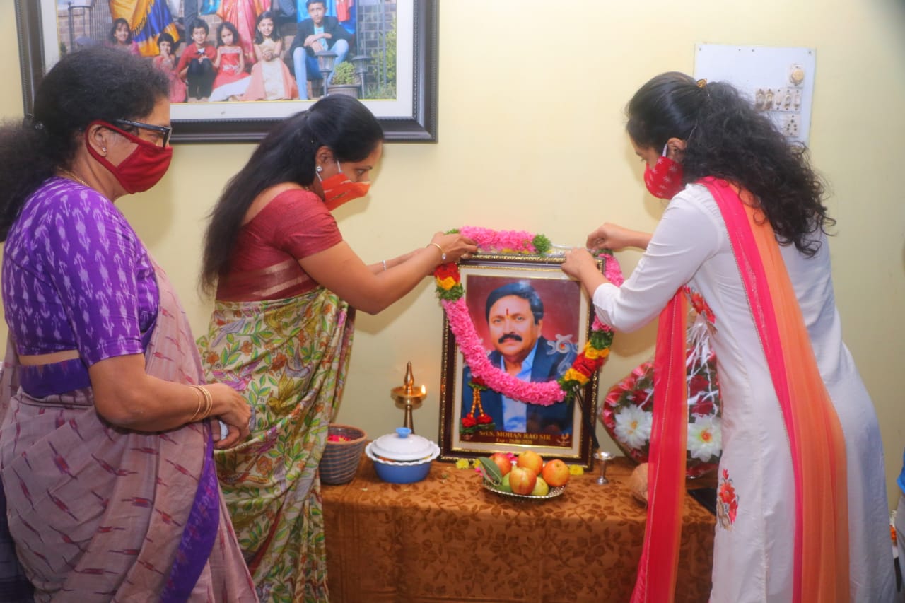 Kalvakuntla Kavitha Pays Tributes To Mohan Raoమోహన్‌రావు కుటుంబాన్ని 