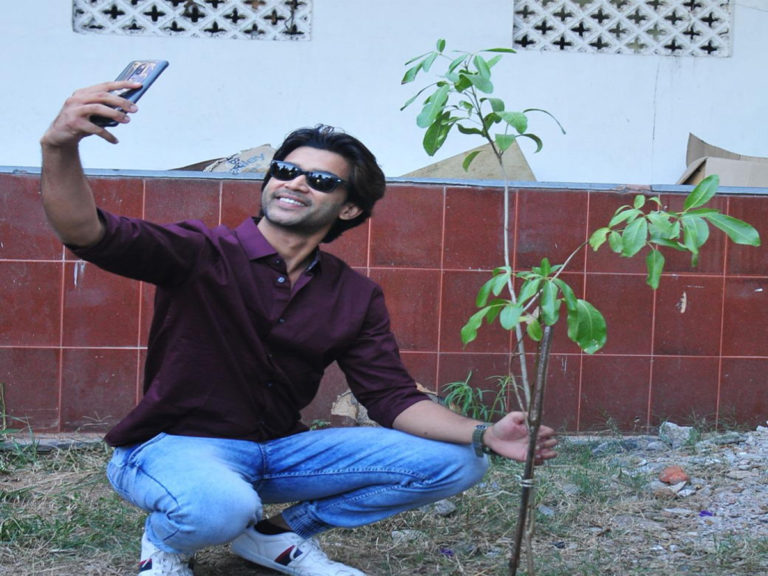 గ్రీన్ ఛాలెంజ్‌లో మొక్కలు నాటిన బిగ్ బాస్ 4 విజేత అభిజిత్..