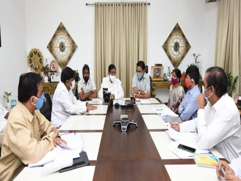 ముంపు నిర్వాసితుల పట్ల ఉదారంగా వ్యవహరించాలి:  కేటీఆర్