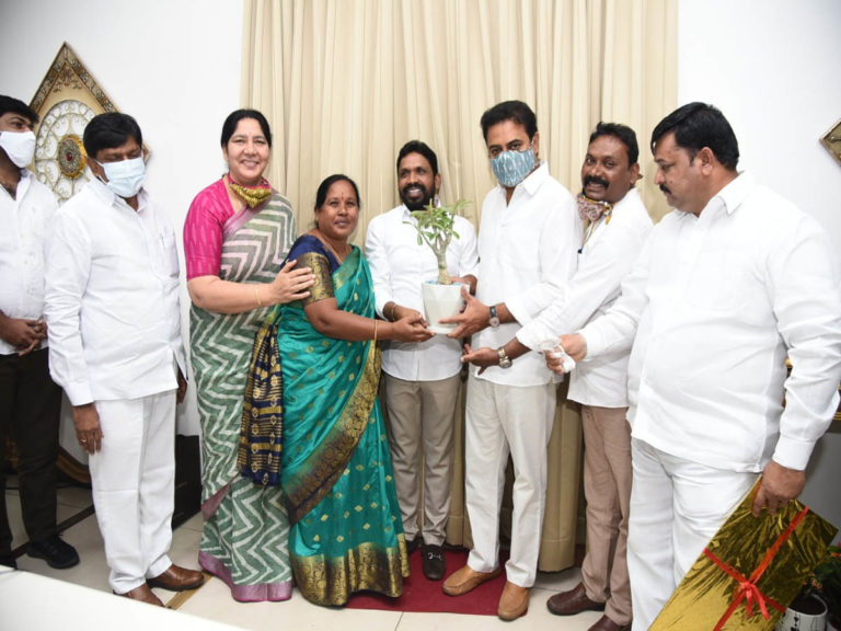 కేటీఆర్‌ను కలిసిన ఎస్సీ ఎస్టీ కమీషన్ సభ్యులు..