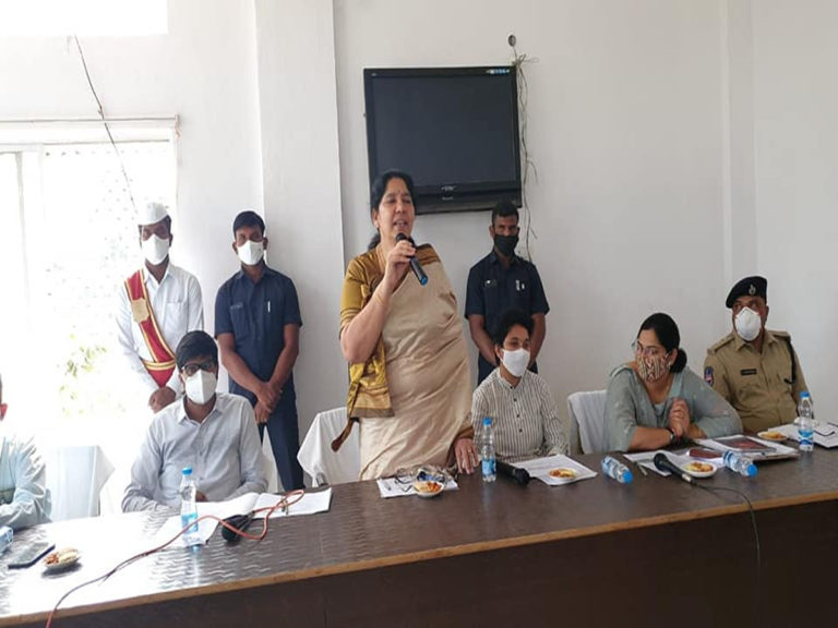 వ్యాక్సిన్ పంపిణీపై మంత్రి సమీక్ష..