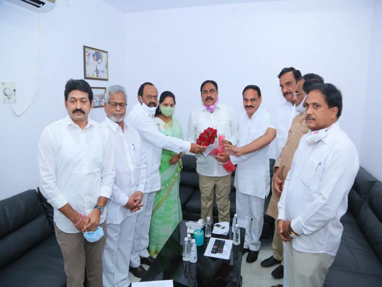 కవిత ఆధ్వర్యంలో మంత్రిని కలిసిన ఎమ్మెల్సీలు..