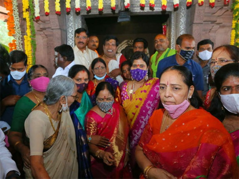 జోగులాంబ బ్రహ్మోత్సవాల్లో పాల్గొన్న సీఎం కేసీఆర్ కుటుంబం..