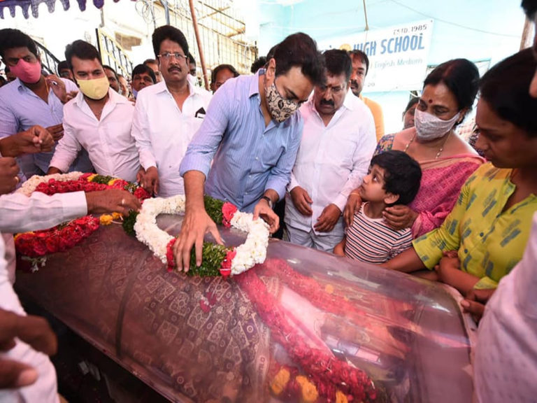 జయరాం రెడ్డి పార్థివదేహానికి మంత్రి కేటీఆర్ నివాళి..