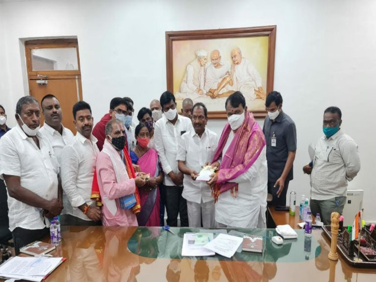 బ్రహ్మోత్సవాలకు స్పీకర్‌ పోచారంను ఆహ్వానించిన మంత్రి..