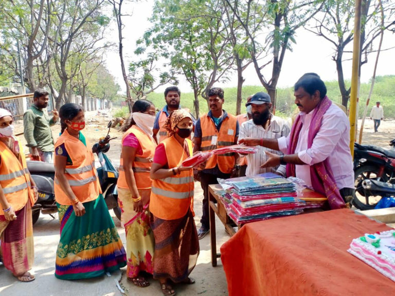 పారిశుధ్య కార్మికులకు చీరలు పంపిణీ చేసిన శ్రీనివాస్ యాదవ్..