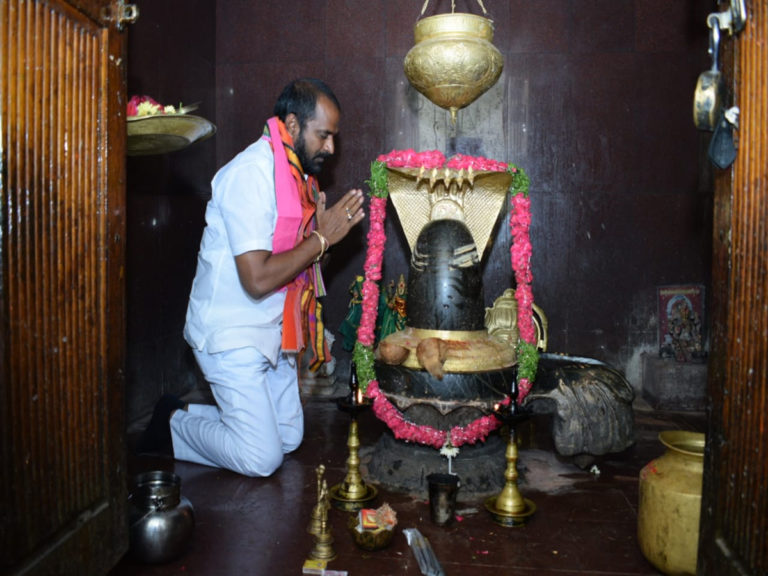 సీఎం కోలుకోవాలని మంత్రి శ్రీనివాస్ గౌడ్ పూజలు..