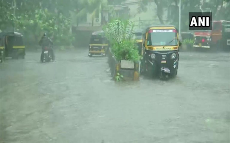 తౌక్టే తుఫాన్ బీభత్సం.. ముంబై అత‌లాకుత‌లం..