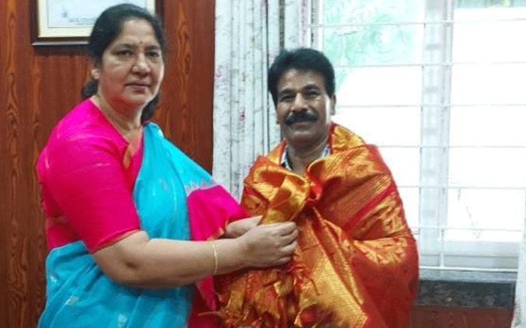 మంత్రి సత్యవతిని కలిసిన పాలమూరు యూనివర్సిటీ వీసీ..