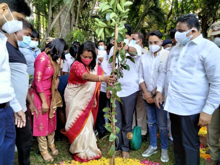 మొక్కలు నాటిన మేయర్ విజయలక్ష్మీ..