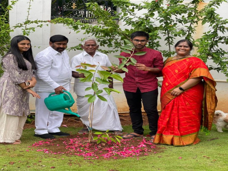 పుట్టినరోజున మొక్కలు నాటిన మంత్రి జగదీష్ రెడ్డి..