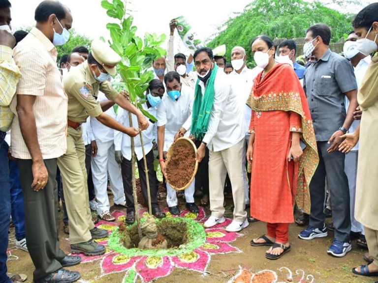 కేటీఆర్ బర్త్ డే.. మొక్కలు నాటిన మంత్రి ఎర్రబెల్లి..