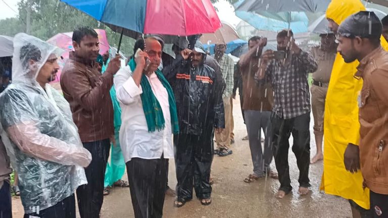 జోరు వాన‌లో.. వ‌ర్ష ప్ర‌భావిత ప్రాంతాల్లో
