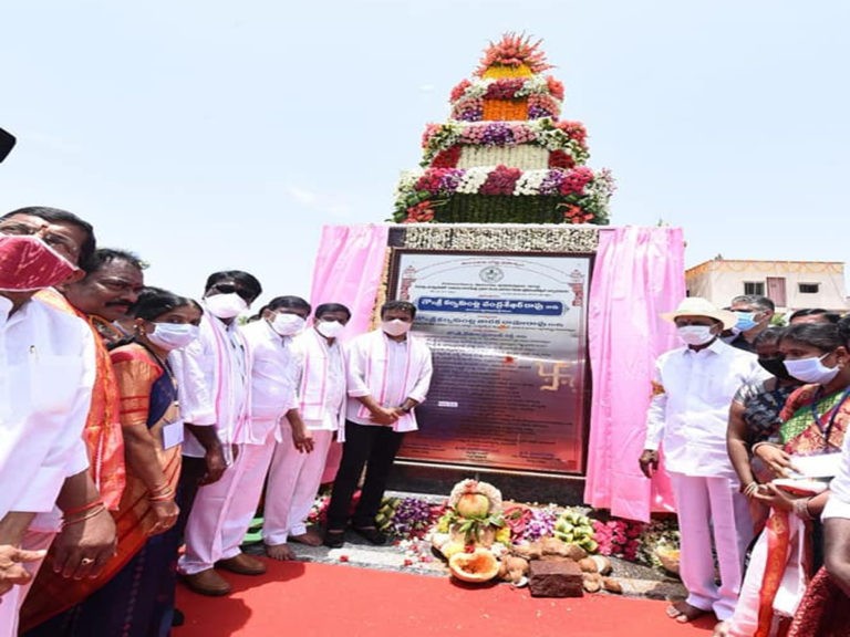 సిరిసిల్లలో డబుల్‌ బెడ్రూం ఇండ్లను ప్రారంభించిన సీఎం కేసీఆర్‌