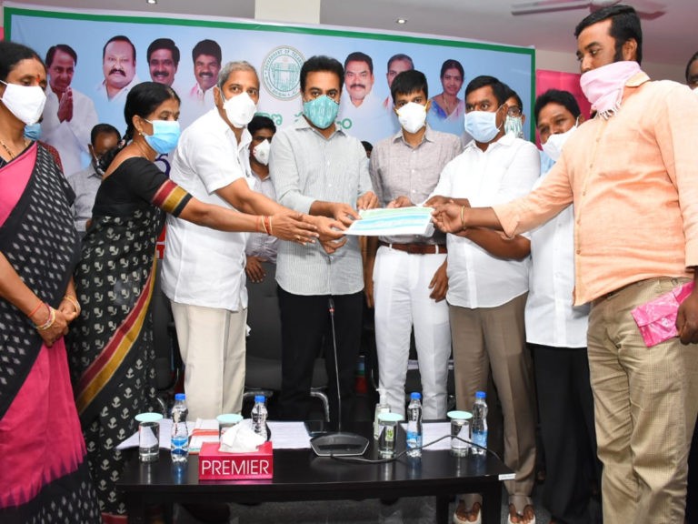 కొత్త రేషన్‌ కార్డులు పంపిణీ చేసిన మంత్రి కేటీఆర్..