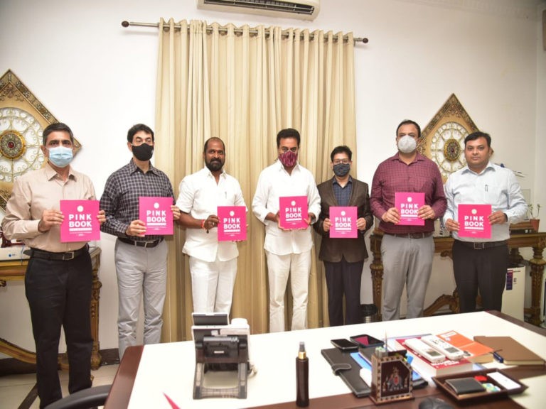 ‘పింక్‌ బుక్‌- ఇన్వెస్టర్‌ గైడ్‌ టు తెలంగాణ’ పుస్తకాన్ని ఆవిష్కరించిన కేటీఆర్‌..