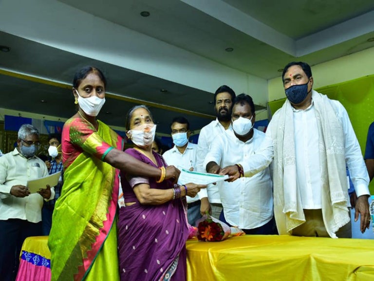 కొత్త రేషన్ కార్డులు పంపిణీ చేసిన మంత్రి ఎర్రబెల్లి..