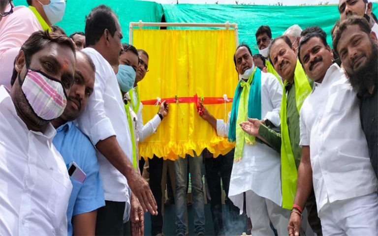 వర్టికల్ గార్డెన్‌ను ప్రారంభించిన మంత్రి అల్లోల..
