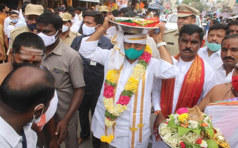 సింహవాహిని అమ్మవారికి పట్టువస్త్రాలు సమర్పించిన మంత్రి అల్లోల..