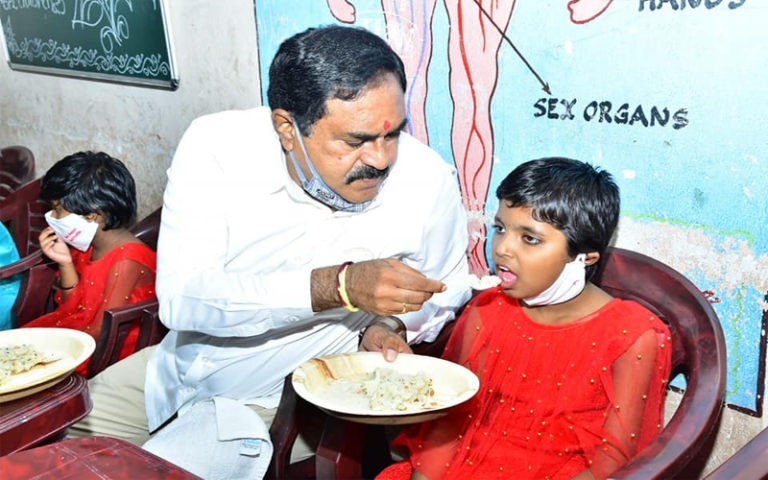అనాథలకు అమ్మలా అన్నం తినిపించిన మంత్రి ఎర్రబెల్లి..