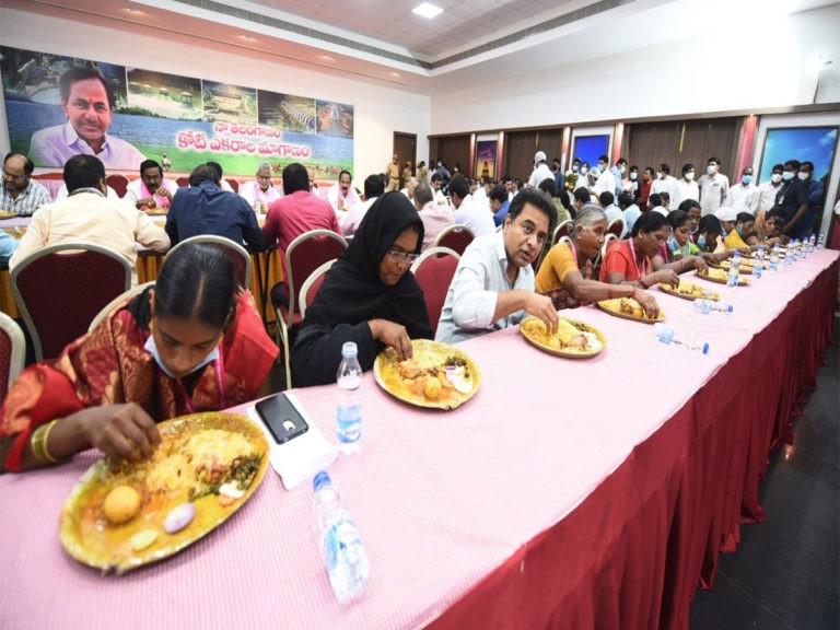 చనిపోయిన పార్టీ కార్యకర్తల కుటుంబాలతో కలిసి భోజనం చేసిన కేటీఆర్..