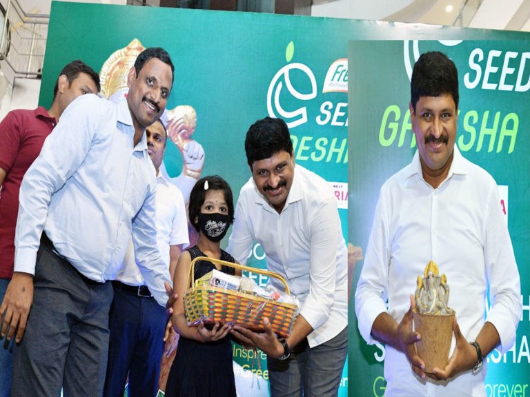 విత్తణ గణపతులను పంపిణీ చేసిన ఎంపీ సంతోష్..